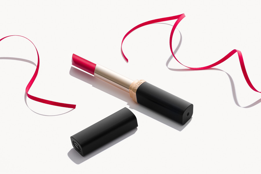 Clean and creative beauty and cosmetics photography: lipstick / © Saša Huzjak / SHtudio.eu